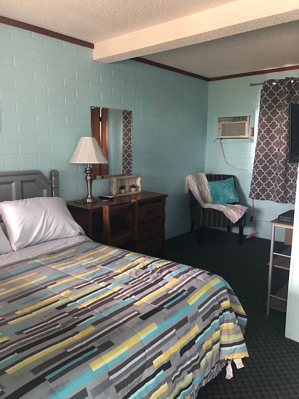 a bedroom at lake point motel