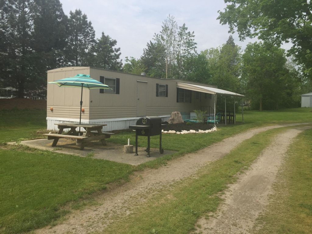 the exterior of a lake point motel mobile home